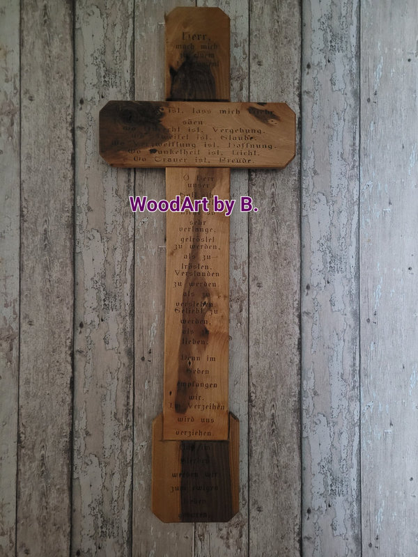 Holzkreuz mit einem Gebet.